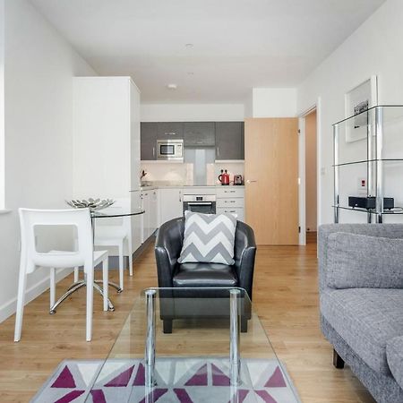 Roomspace Serviced Apartments - Swan House Ледърхед Екстериор снимка