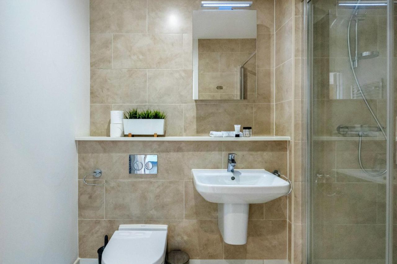 Roomspace Serviced Apartments - Swan House Ледърхед Екстериор снимка