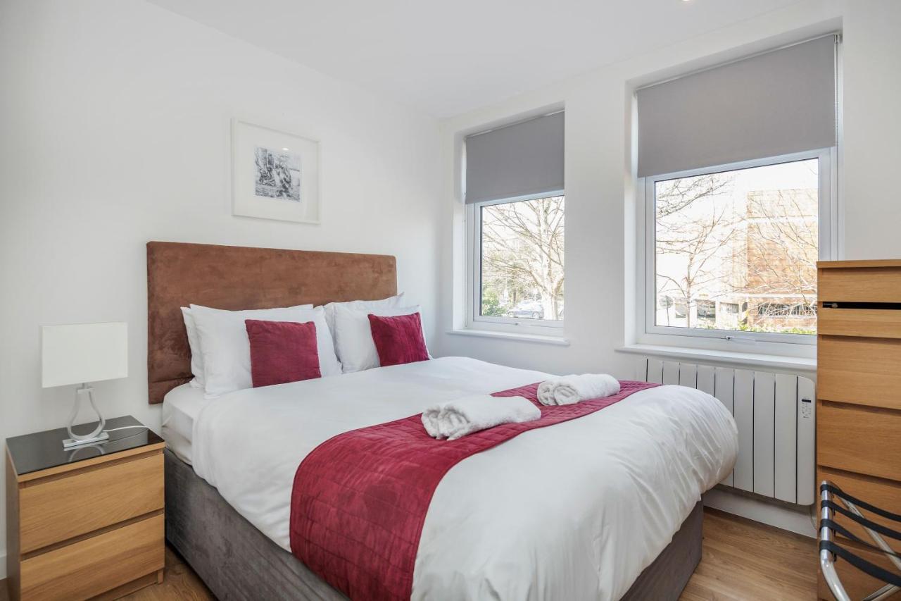 Roomspace Serviced Apartments - Swan House Ледърхед Екстериор снимка