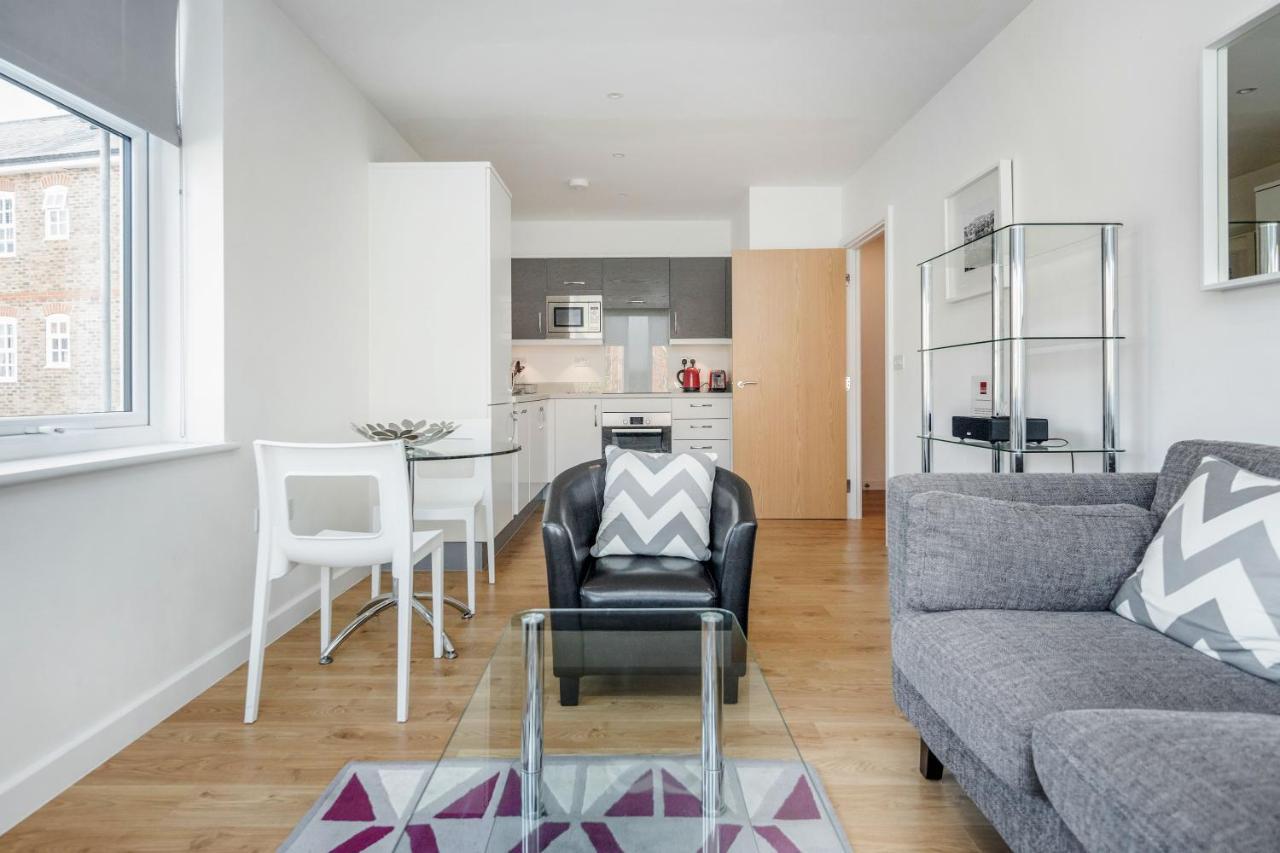 Roomspace Serviced Apartments - Swan House Ледърхед Екстериор снимка
