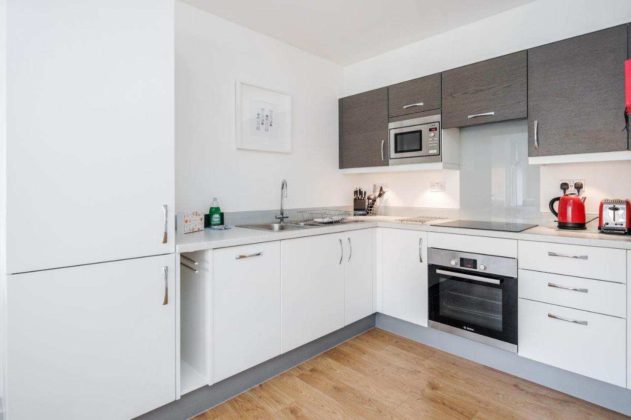 Roomspace Serviced Apartments - Swan House Ледърхед Екстериор снимка